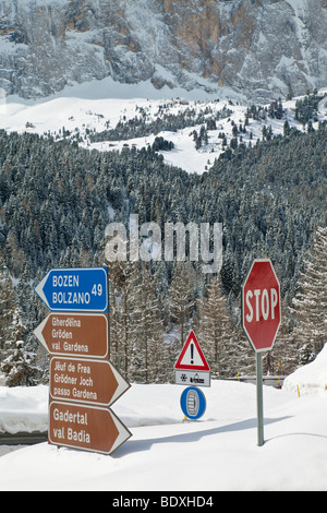 La signalisation routière sur une route de montagne en face de Sassolungo mountain, Val Gardena, Dolomites, Tyrol du Sud, Italie, Trentin-Haut-Adige Banque D'Images