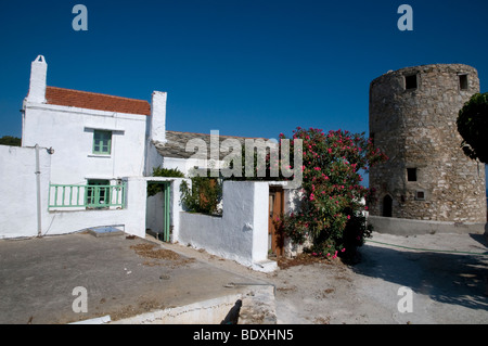 Moulin et maison dans la vieille ville d'Alonissos, Sporades, Grèce Banque D'Images