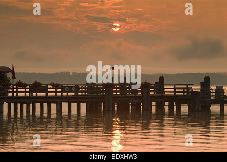 Lever de soleil sur la jetée du lac de Starnberg à Tutzing, Bavière, Allemagne, Europe Banque D'Images