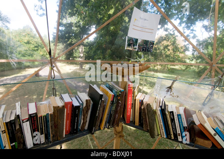 Étagère de livres dans le cadre de lecture Galerie, Galerie Maison de l'arbre, l'installation temporaire de Regents Park Banque D'Images