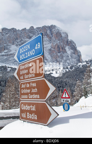 La signalisation routière, Sassolungo mountain, Val Gardena, Dolomites, Tyrol du Sud, Italie, Trentin-Haut-Adige Banque D'Images