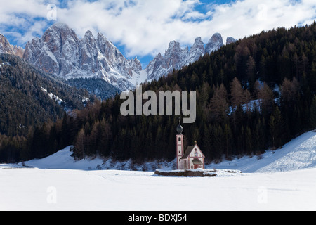 Paysage d'hiver de l'église St Johann à Saintes en Villnoss, Val di Funes, montagnes des Dolomites, Trentino-Alto Adige, Italie, Italie Banque D'Images