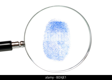 Loupe avec empreintes digitales, l'image symbolique pour assurer la confidentialité des données, de la médecine légale Banque D'Images