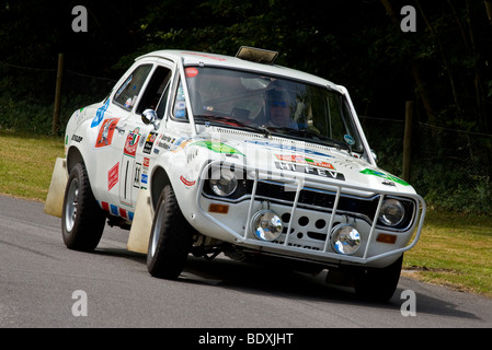 1970 Ford Escort Mk1 World Cup Rally voiture avec chauffeur, Hannu Mikkola à Goodwood Festival of Speed, Sussex, UK. Banque D'Images