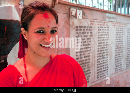 Katmandou. Femme hindoue visiter Temple de quartier au Dieu Hanuman. Une marque de poudre Sindur Tika, le riz est sur le front. Banque D'Images