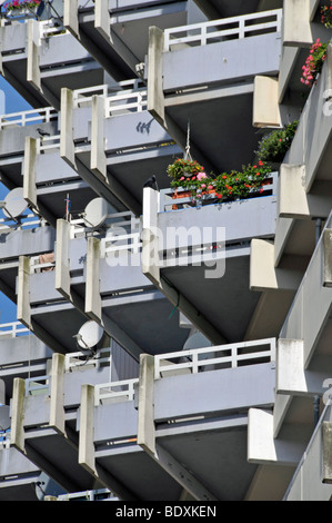 Tour d'habitation avec un balcon et de la vaisselle, de la ville de Cologne Chorweiler dans Rhine-Westphal Nord, Banque D'Images