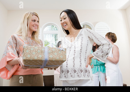 Pregnant Asian Woman with friend à une douche de bébé Banque D'Images