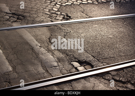 Voies de tram dans la rue pavée endommagé Banque D'Images