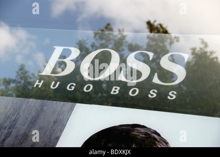 Logo Hugo Boss sign in FR shop window Banque D'Images