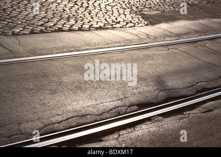 Voies de tram dans la rue pavée endommagé Banque D'Images