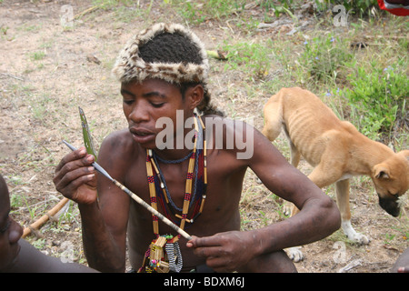 Du sud, la Tanzanie, le lac Eyasi, hommes Hadza préparer les flèches avant une expédition de chasse Banque D'Images