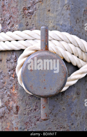 Corde sur un bateau rouillé bollard Banque D'Images