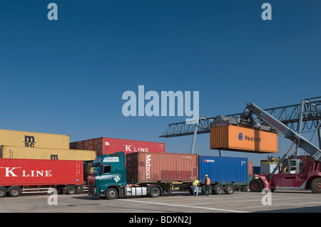 Terminal conteneurs, conteneurs de Bonn d'être chargés sur des camions, reach stacker levée un conteneur de 40 pieds, grue à portique au re Banque D'Images