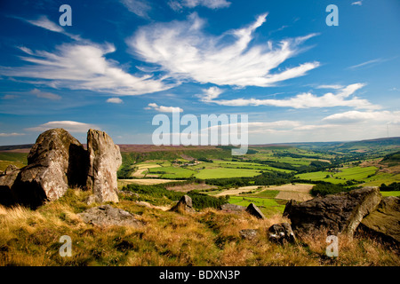 Vue vers le bas Bilsdale hâtive de la Banque mondiale et sur la façon Wainstones Cleveland, North York Moors National Park Banque D'Images