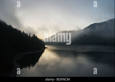 Lever du Soleil avec brouillard à Sylvensteinspeicher, Bavière, Allemagne Banque D'Images