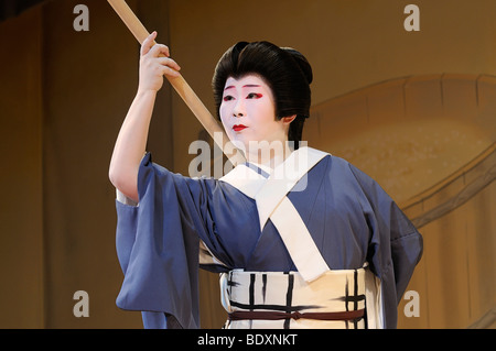 Miyako-Odori Maiko dance par un candidat Geisha au printemps, District de Gion, Kyoto, Japon, Asie Banque D'Images