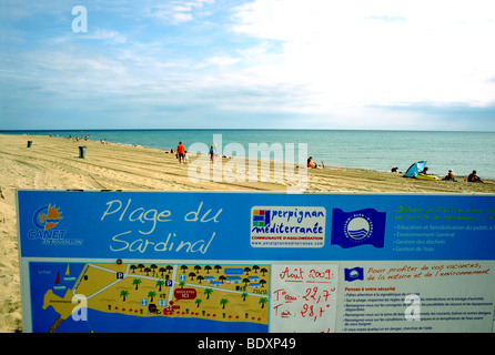 Canet-en-Roussillon, France, gens sur la plage de l'Océan méditerranéen (près de Perpignan), panneau environnemental , vacances Banque D'Images