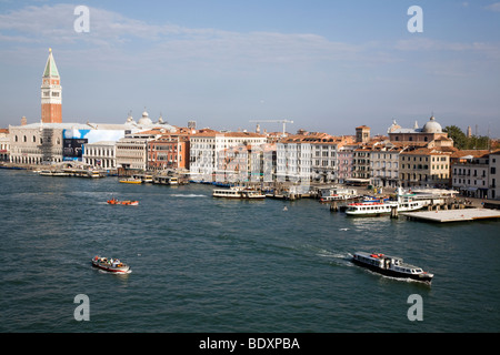 Bateaux avant la tour de l'horloge. Venise. L'Italie. Pas de biens Banque D'Images