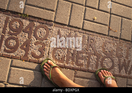 Pologne Varsovie marqueur memorial montrant l'emplacement du mur autour du Ghetto de Varsovie Getto 1940 à 1943 Banque D'Images