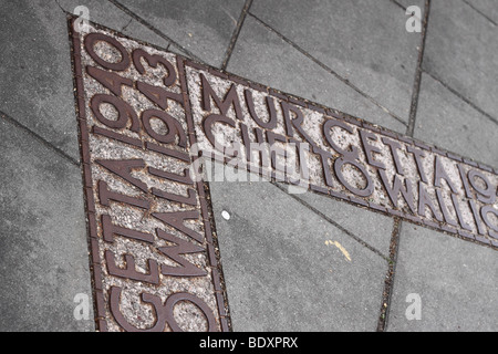 Pologne Varsovie marqueur memorial montrant l'emplacement du mur autour du Ghetto de Varsovie Getto 1940 à 1943 Banque D'Images