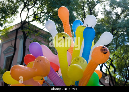 Un énorme bouquet de ballons pour vendre à la Feria de Mataderos à Buenos Aires Banque D'Images