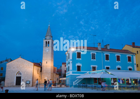 Église de SS. Côme et Damien, Crkva Sv Kuzme i Damjana, Titova Riva, crépuscule, Fazana, Istrie, Croatie, Europe Banque D'Images