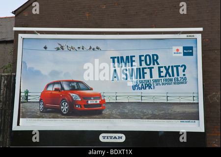 Billboard TITAN pour Suzuki Swift sur fin mur du bâtiment en France Banque D'Images