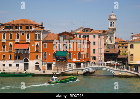 Vue sur la Fondamenta delle Zattere avec Ponte Lungo de Canale della Giudecca, Venise, Italie, Europe Banque D'Images