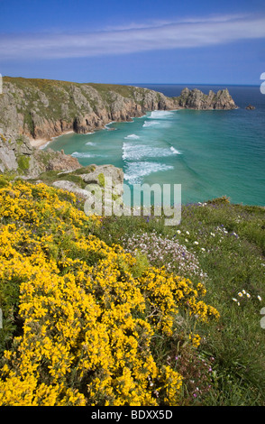 Pednvounder de falaises de porthcurno, Cornwall Banque D'Images