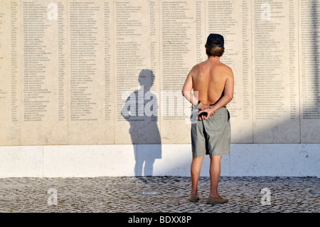 L'homme qui envisage une liste de noms sur des tablettes de pierre à un mémorial aux soldats tombés dans le quartier de Belém, Lisbonne, Portugal, Banque D'Images