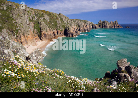 Pednvounder de falaises de porthcurno, Cornwall Banque D'Images