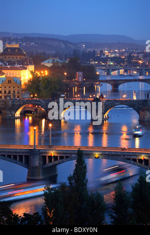 Vue sur les ponts sur la rivière Vltava, Prague, CZ Banque D'Images