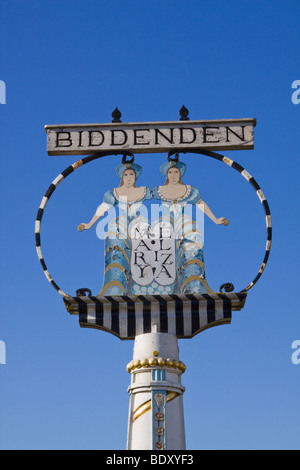Village de Biddenden signe montrant des frères siamois et Mary Eliza Chulkhurst Banque D'Images