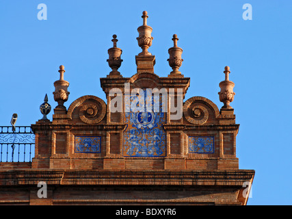 Un pignon typique avec des ornements et des carreaux, Séville, Espagne, Europe Banque D'Images