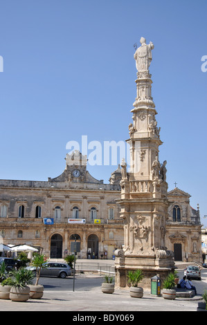 Colonna di San Oronzo, Piazza della Liberta, Vieille Ville, Ostuni, Brindisi Province, Région des Pouilles, Italie Banque D'Images