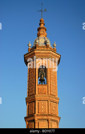 Partie supérieure d'une tour sur le côté de Puente de Triana Isabel II, éclairé par la lumière du matin chaud, Séville, Espagne, Europe Banque D'Images