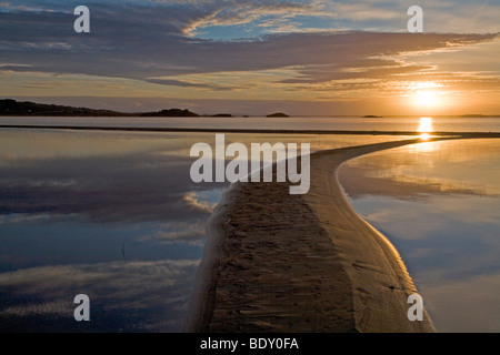 Banc au lever du soleil sur le Lough Mask dans le Connemara, Comté de Mayo, Irlande, Europe, Connaught Banque D'Images