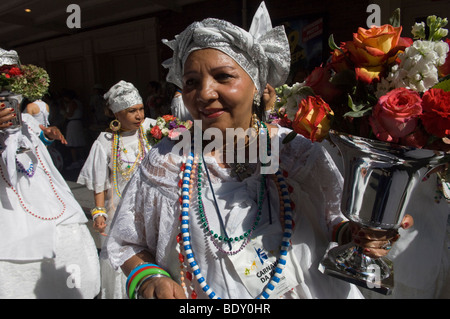 Danseurs brésiliens et des artistes inscrivez-vous dans la Rua da Lavagem (46 Nettoyage de la 46e Rue) procession à New York Banque D'Images