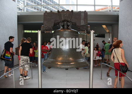 Les touristes visitant la Liberty Bell de Philadelphie, Pennsylvanie. Katharine Andriotis Banque D'Images