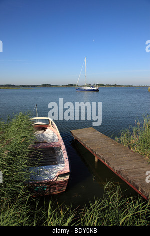 Bateaux amarrés au Bodden-côte, Lieper Winkel, île de Usedom, occidentale, l'Allemagne, l'Europe. Photo par Willy Matheisl Banque D'Images