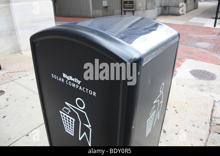 Compacteur solaire grande corbeille dans une rue de Philadelphie, Pennsylvanie. Katharine Andriotis Banque D'Images