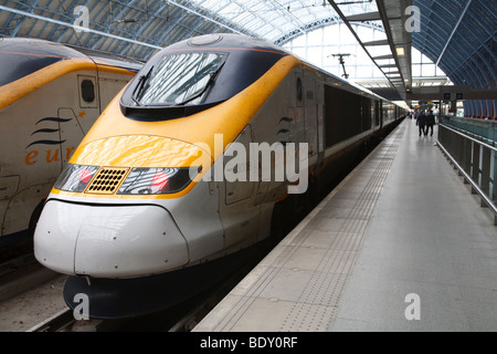 Les trains Eurostar sont debout sur une plate-forme à la gare internationale de St Pancras, Londres, Angleterre Banque D'Images