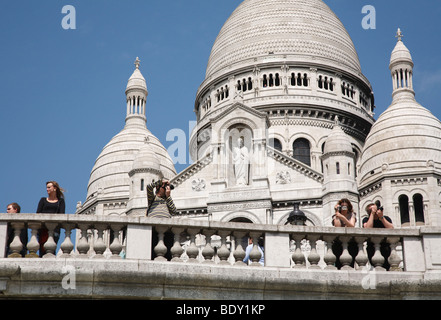 Les touristes profiter de la vue du Sacré-Cœur, Paris, France Banque D'Images