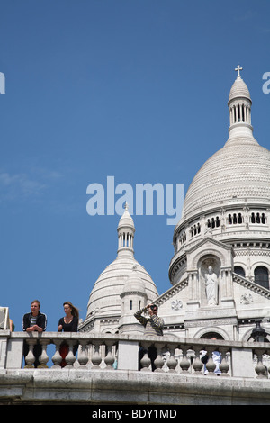 Les touristes profiter de la vue du Sacré-Cœur, Paris, France Banque D'Images