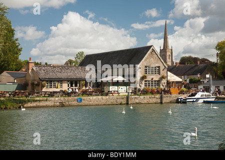 Le Riverside Pub sur les rives de la Tamise à Lechlade, Gloustershire, UK Banque D'Images