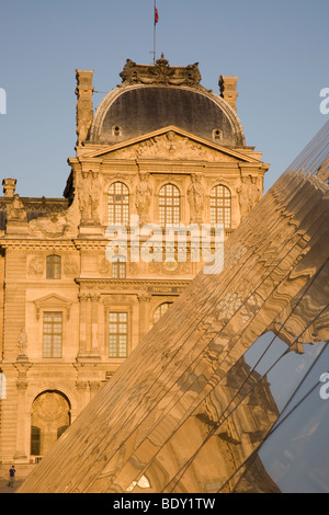 Par IM Pei pyramide du Louvre, Musée d'Art, Paris, France Banque D'Images