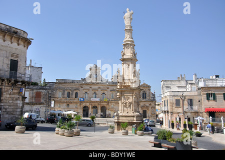 Colonna di San Oronzo, Piazza della Liberta, Vieille Ville, Ostuni, Brindisi Province, Région des Pouilles, Italie Banque D'Images