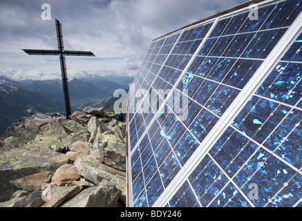 Panneau solaire et sommet cross sur le dessus de Bettmeralp, Valais, Suisse, Europe Banque D'Images