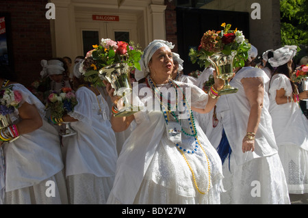 Danseurs brésiliens et des artistes inscrivez-vous dans la Rua da Lavagem (46 Nettoyage de la 46e Rue) procession à New York Banque D'Images