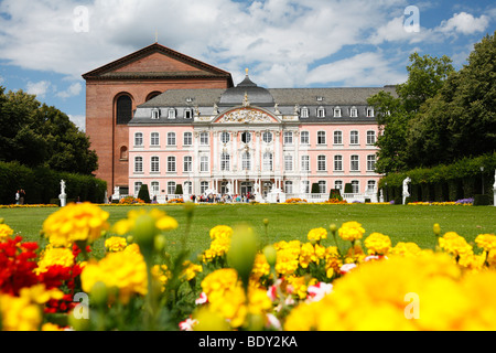 Vue sur le jardin du palais de l'Kurfuerstliche Palais, palais électoral de Trèves, Rhénanie-Palatinat, Allemagne, Europe Banque D'Images